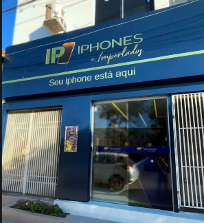 Fachada da loja IP iPhones em Barreiras-BA ao entardecer
